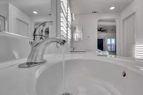 Bath - 2608 Greenleaf St, Manteca, CA 95337 photo 4 of 10