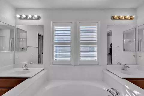Bath - 2608 Greenleaf St, Manteca, CA 95337 photo 2 of 10