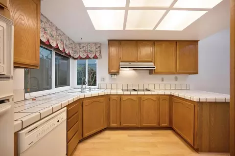 Kitchen - 106 Rhoades Way, Folsom, CA 95630 photo 7 of 8