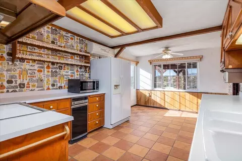 Kitchen - 59460 Cielito Dr, Yucca Valley, CA 92284 photo 2 of 6