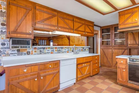 Kitchen - 59460 Cielito Dr, Yucca Valley, CA 92284 photo 5 of 6