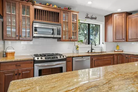 Kitchen - 10376 Tabeaud Rd, Pine Grove, CA 95665 photo 7 of 8