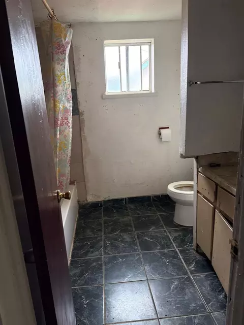 Bath - 212 El Paso Ave, Modesto, CA 95351 photo 1 of 2