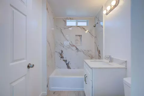 Bath - 7577 Walnut Ave, Winton, CA 95388 photo 1 of 2