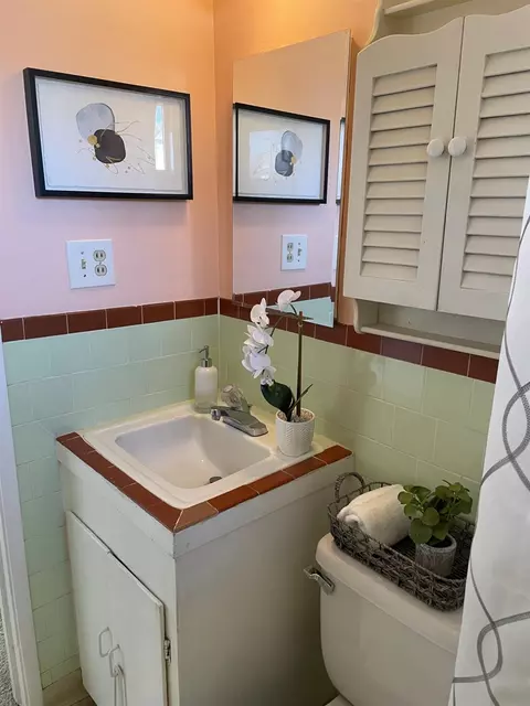 Bath - 6001 Grant Ave, Carmichael, CA 95608 photo 2 of 2