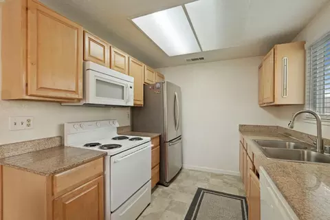 Kitchen - 455 Cherry Ln #K, Manteca, CA 95337 photo 3 of 3