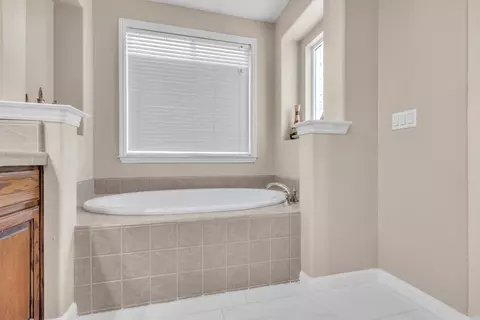 Bath - 2449 Kaslin Dr, Modesto, CA 95355 photo 3 of 4