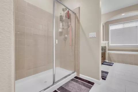 Bath - 2449 Kaslin Dr, Modesto, CA 95355 photo 2 of 4