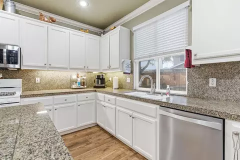 Kitchen - 2490 Garrett Ct, Tracy, CA 95377 photo 7 of 8