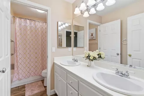 Bath - 2490 Garrett Ct, Tracy, CA 95377 photo 2 of 4