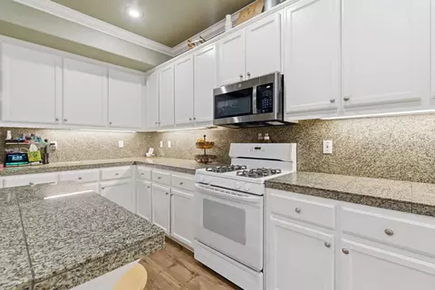 Kitchen - 2490 Garrett Ct, Tracy, CA 95377 photo 6 of 8
