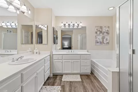 Bath - 2490 Garrett Ct, Tracy, CA 95377 photo 3 of 4