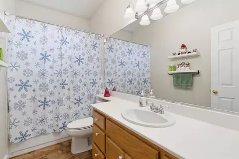 Bath - 2490 Garrett Ct, Tracy, CA 95377 photo 1 of 4