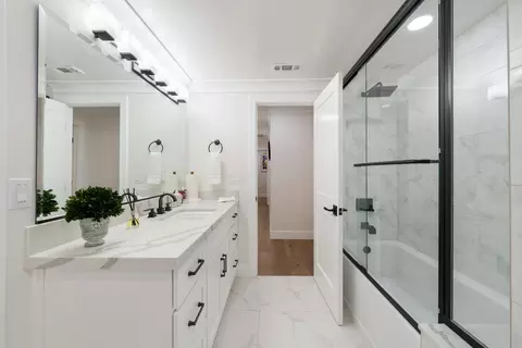 Bath - 5015 Sudbury Way, Carmichael, CA 95608 photo 2 of 5