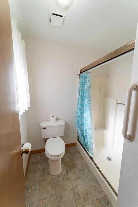 Bath - 1635 Crom St, Manteca, CA 95337 photo 3 of 3