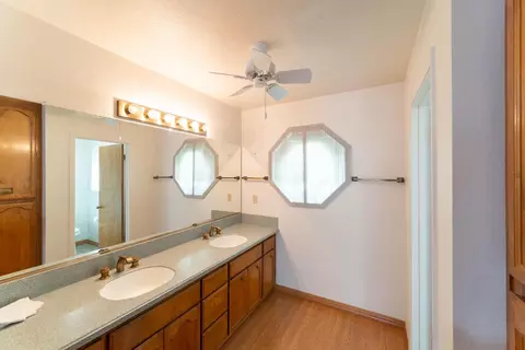 Bath - 1635 Crom St, Manteca, CA 95337 photo 2 of 3