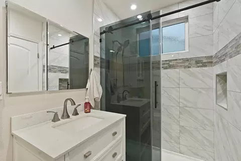 Bath - 1507 Holly Dr, Lodi, CA 95242 photo 2 of 4