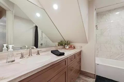 Bath - 1507 Holly Dr, Lodi, CA 95242 photo 3 of 4