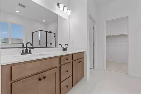 Bath - 475 Brachetto Ln, Manteca, CA 95337 photo 2 of 4