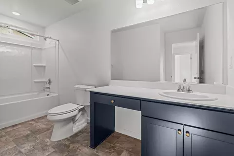 Bath - 820 Summerhouse Dr, Patterson, CA 95363 photo 2 of 3