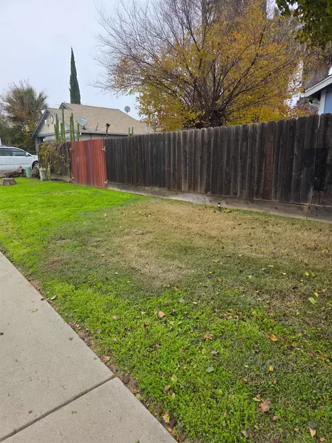 Exterior - 509 Peerman Ct, Modesto, CA 95351 photo 4 of 5