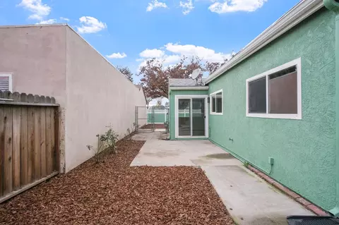 Exterior - 2728 Park Pl, Modesto, CA 95350 photo 8 of 9