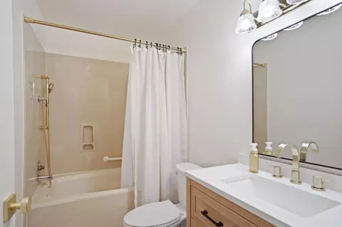 Bath - 2728 Park Pl, Modesto, CA 95350 photo 1 of 2