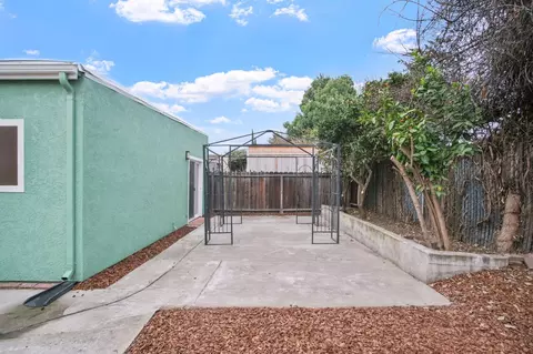 Exterior - 2728 Park Pl, Modesto, CA 95350 photo 6 of 9