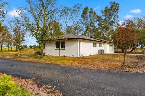 Exterior - 13400 Hibbard Rd, Lodi, CA 95240 photo 4 of 9