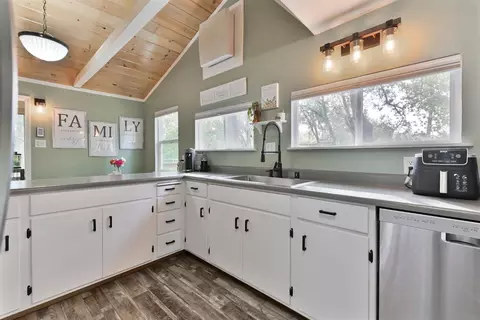 Kitchen - 18371 S Sugar Pine Dr, Pine Grove, CA 95665 photo 4 of 5
