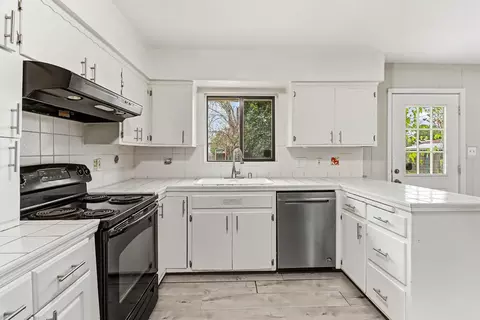 Kitchen - 7018 Middlecoff Way, Sacramento, CA 95822 photo 5 of 8