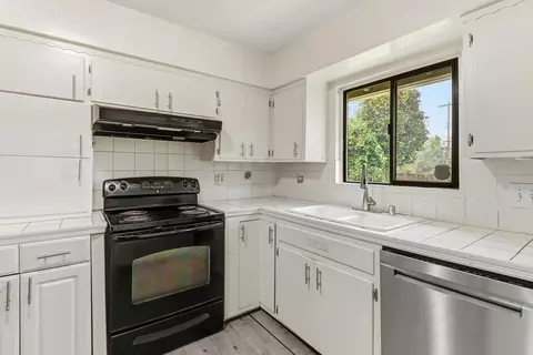 Kitchen - 7018 Middlecoff Way, Sacramento, CA 95822 photo 6 of 8