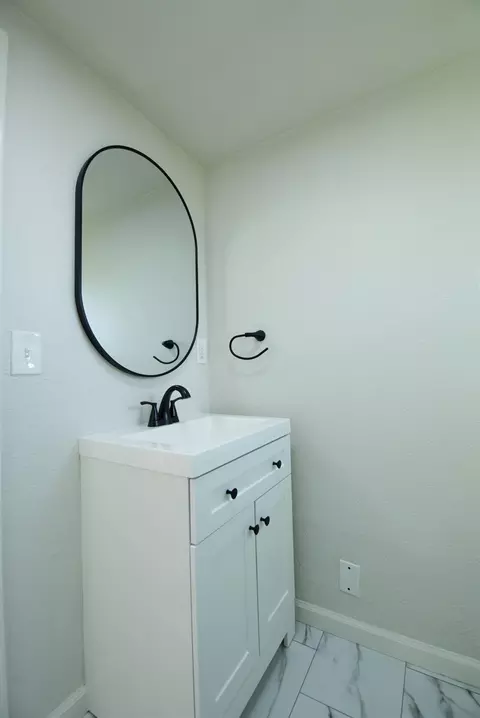Bath - 521 Imperial Ave, Modesto, CA 95358 photo 3 of 7