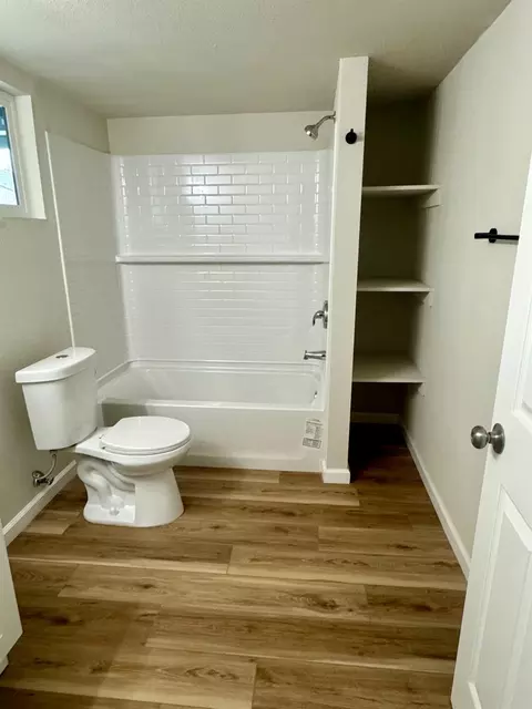 Bath - 521 Imperial Ave, Modesto, CA 95358 photo 4 of 7