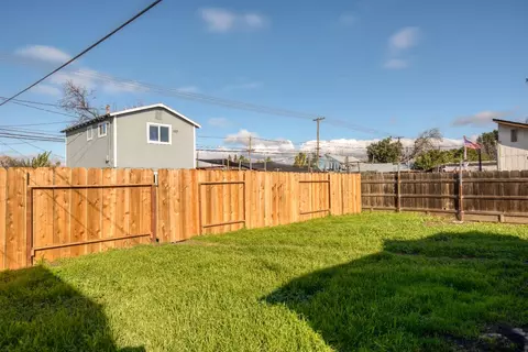 Exterior - 521 Imperial Ave, Modesto, CA 95358 photo 5 of 10