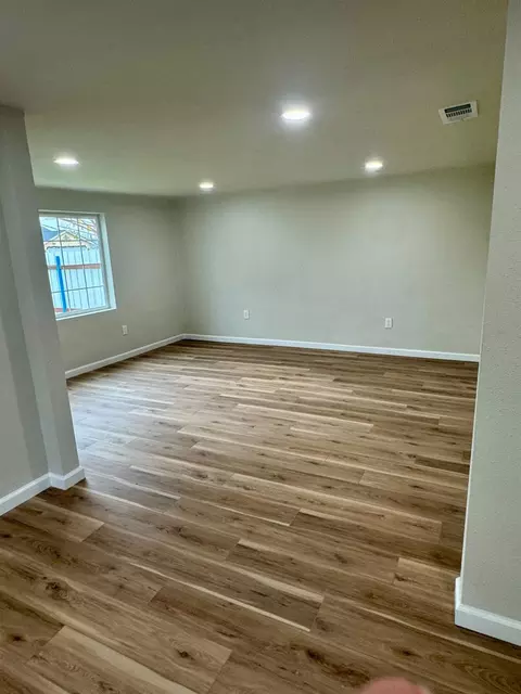 Living - 521 Imperial Ave, Modesto, CA 95358 photo 5 of 7