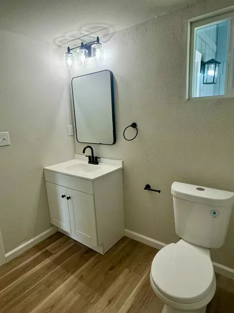 Bath - 521 Imperial Ave, Modesto, CA 95358 photo 5 of 7