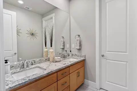 Bath - 812 Fallen Log Ct, Rocklin, CA 95765 photo 5 of 6