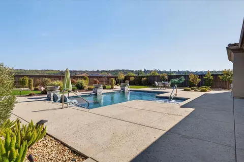 Exterior - 812 Fallen Log Ct, Rocklin, CA 95765 photo 5 of 27