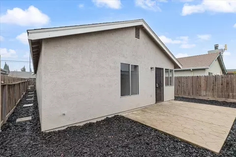 Exterior - 435 W Clover Rd, Tracy, CA 95376 photo 4 of 5