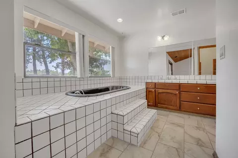 Bath - 5990 Barton Rd, Loomis, CA 95650 photo 2 of 7