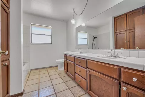 Bath - 5990 Barton Rd, Loomis, CA 95650 photo 4 of 7