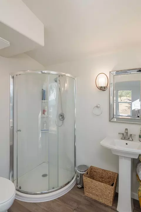 Bath - 5535 Parrotts Ferry Rd, Vallecito, CA 95251 photo 1 of 2