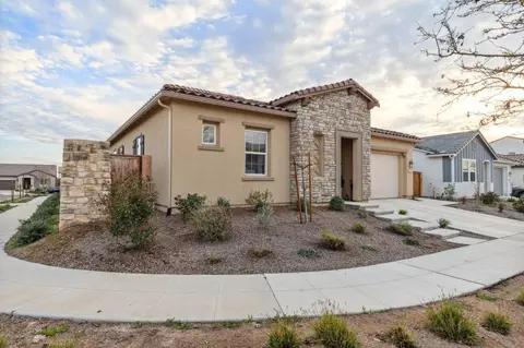 570 Laurel Crest Ave, Madera, CA 93636 photo 3