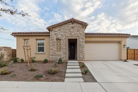 570 Laurel Crest Ave, Madera, CA 93636 photo 2