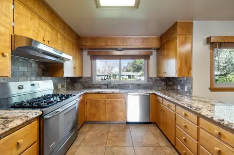 160 N Park Dr, Madera, CA 93637 photo 4