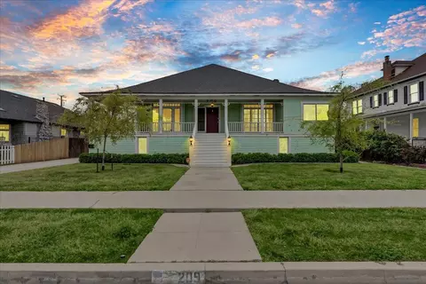 209 E 10th St, Hanford, CA 93230 photo 1