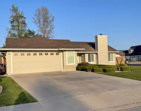 545 Walnut Ct, Kerman, CA 93630 photo 2