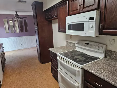 537 N Granada Dr, Madera, CA 93637 photo 2
