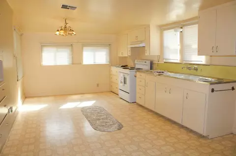 183 E Hawthorne St, Coalinga, CA 93210 photo 4